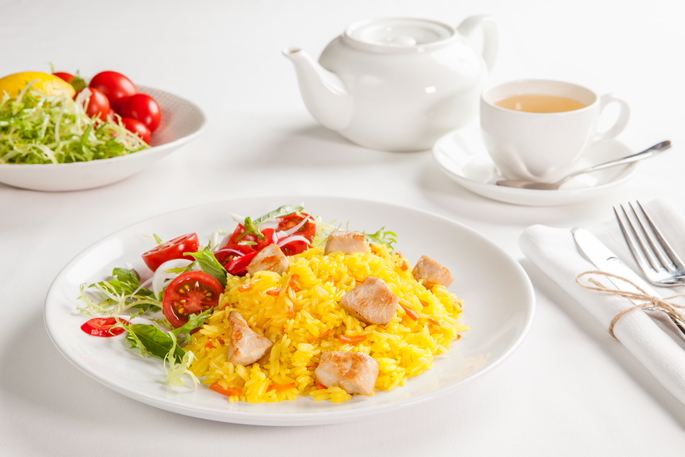 Плов с мясом цыпленка и салатом из красных помидоров с ялтинским луком