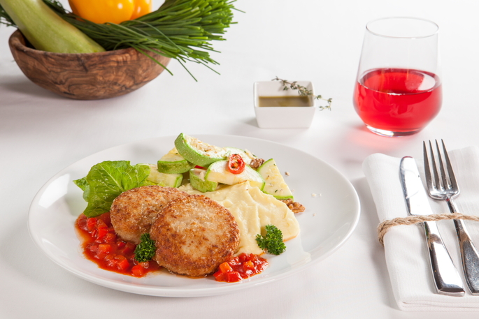 Котлеты куриные с картофельным пюре под соусом и салатом из зеленого кабачка