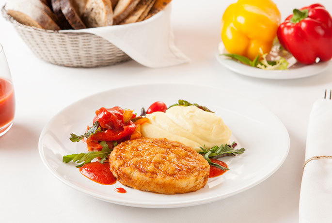 Шницель рубленый с картофельным пюре под соусом с лечо из кабачков