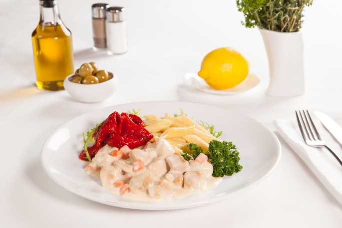 Гуляш с макаронами с маринованным печеным перцем и с соусом ромеско