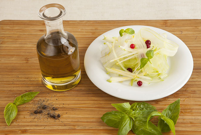Азу с картофельным пюре и салатом из сельдерея с брусникой